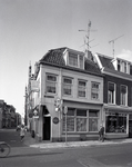 61908 Gezicht op de voorgevel van het pand Lange Smeestraat 37 (café De Smeetoren) te Utrecht; links de Springweg.